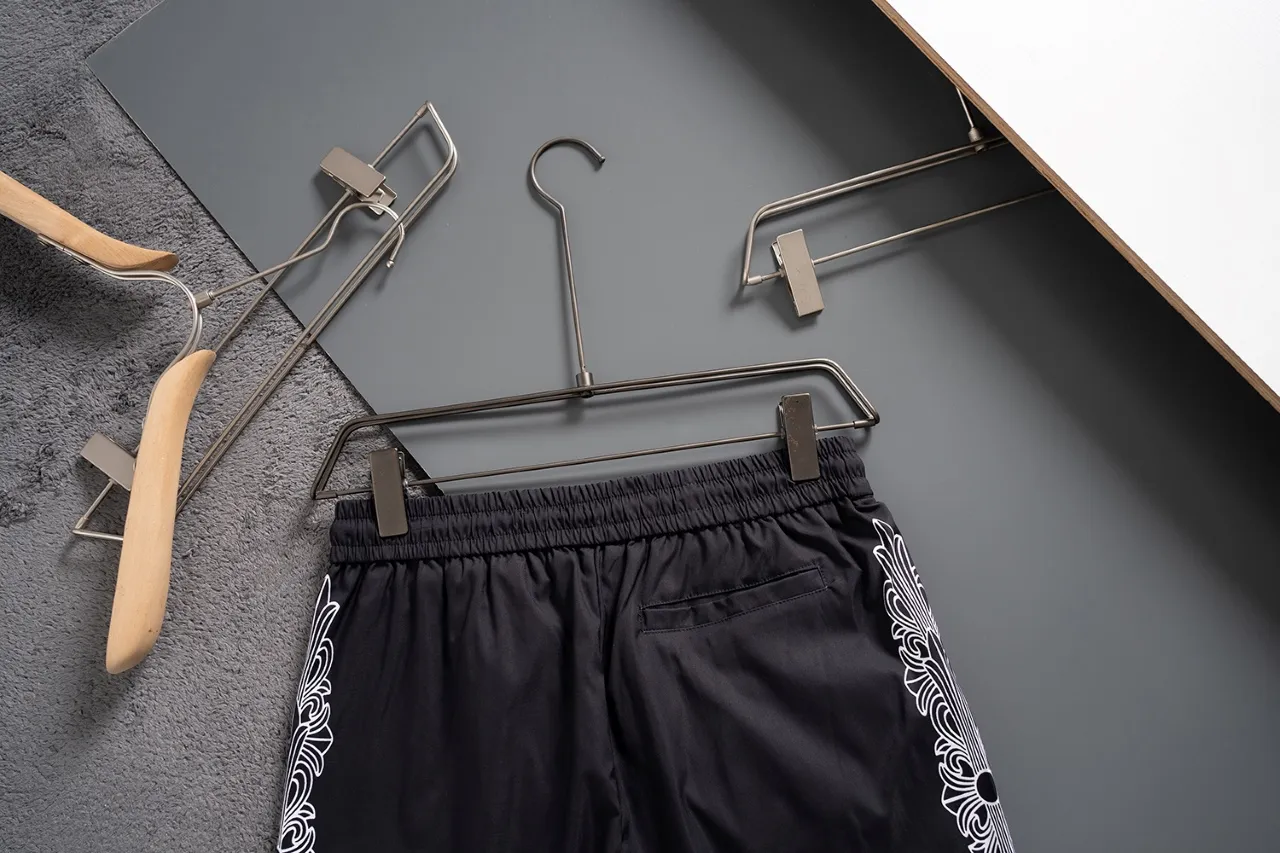 🅿️130 #V2410 [Replenishment all year round] 𝐂𝐡𝐫𝐨𝐦𝐞 𝐡𝐞𝐚𝐫𝐭𝐬 Croix heart new summer beach pants LV classic printed quick-drying three-quarter pants, same style for men and women, the fabric is made of polyester fiber for customers, stain-resistant and wrinkle-resistant, the most suitable material for summer outings It is guaranteed to be cool and comfortable enough at the same time. It is super stylish when you wear it casually. You can clearly see the texture and other things by looking at the photos. It is not an ordinary market material that can seduce a person who wants to go on vacation in minutes. Pockets on both sides. Drawstring at the waist. Very practical design, with impeccable workmanship, details and fit. Can be worn as casual pants or beach pants. A must-have for beach vacations, home leisure, gym equipment, morning running and night running. Practicality takes into account functionality. Color: Black White Size: M-XXXL